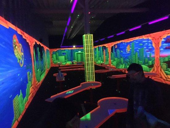 Schwarzlichtpark 3D-Indoor Minigolf & PitPat